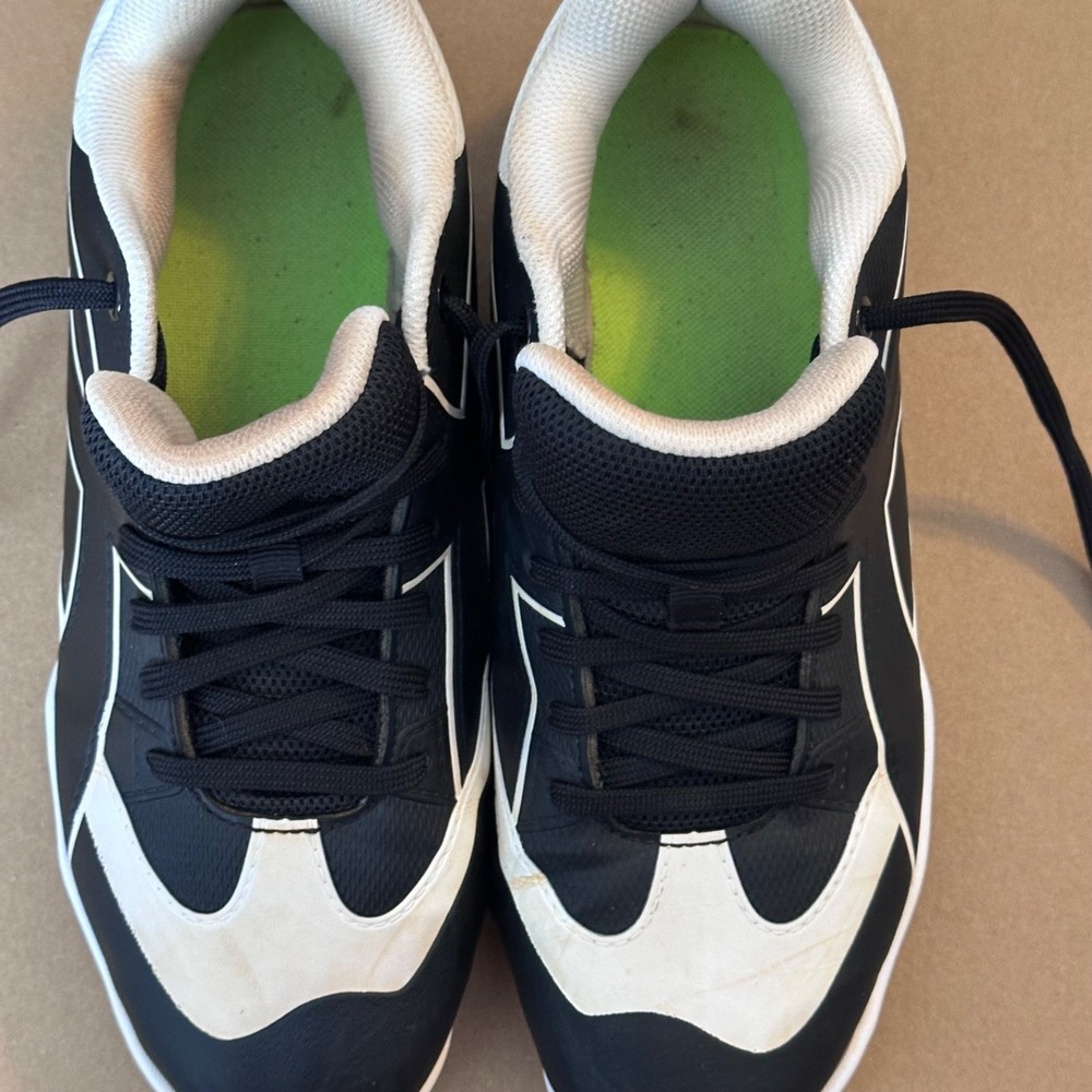 Under Armour Youth Football Cleats Black/White Molded Size 6 Football, Baseball